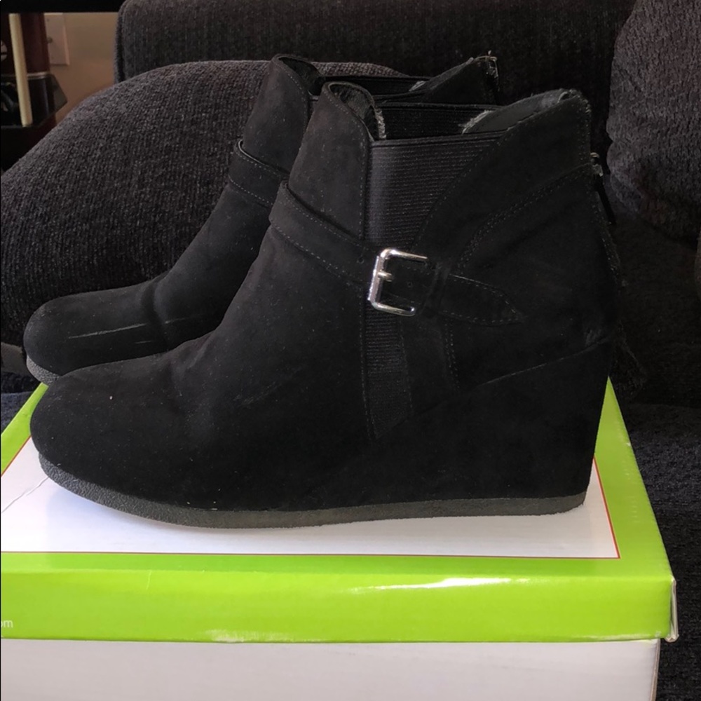 Black suede wedge in great condition size 5